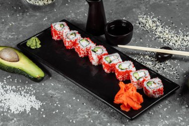 Suşi California usulü karides, avokado ve peynirli. Geleneksel Japon suşisi.