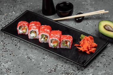 Havyarlı ton balıklı suşi California sarması.