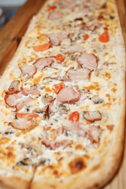 Tahta masa manzaralı pizza. Fast food. Sosyal medya blogu. Fotokopi alanı. Pizza hazır..