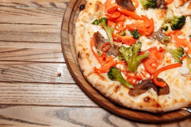 Tahta masa manzaralı pizza. Fast food. Sosyal medya blogu. Fotokopi alanı. Pizza hazır..