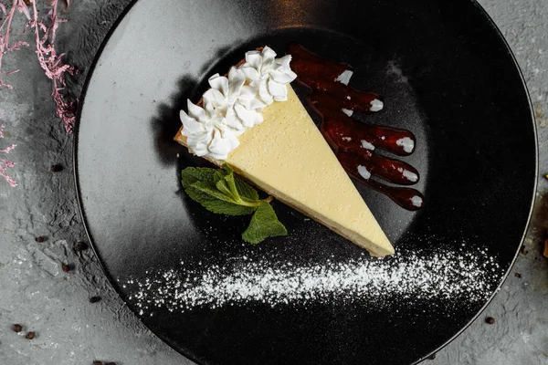 Tatlı - Çilek soslu peynirli kek ve nane şekeri