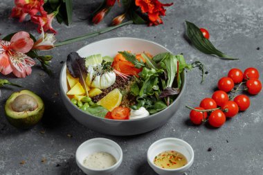 Taze, hafif bir kahvaltı, iş yemeği. Haşlanmış yumurta, karabuğday, kırmızı balık, taze salata, salatalık, iş yemeği konsepti.