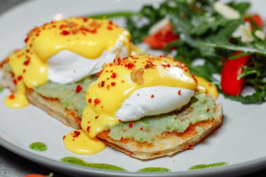 Avokado ve haşlanmış yumurta ile sandviç, sağlıklı kahvaltı. Yüksek kalite fotoğraf