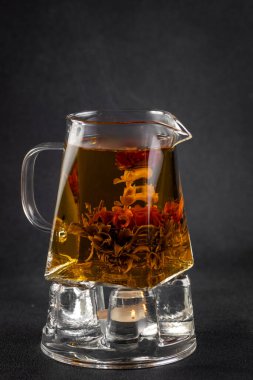 Eski bir arka planda sıcak bir fincan çay. Yüksek kalite fotoğraf