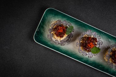 Kızarmış peynirli toplar ya da patatesli kroket ya da pilav. Atıştırmalıklar, fast food, abur cubur. Yüksek kalite fotoğraf