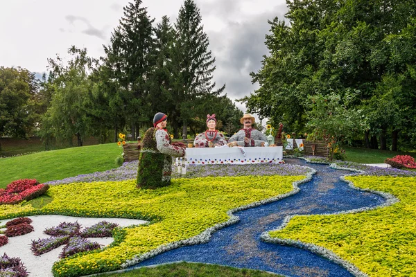 Exposición de arreglos florales sobre temas nacionales de unidad de Ucrania — Foto de Stock