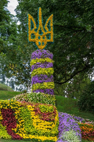 Exhibition of floral arrangements on national themes of unity of Ukraine — Stock Photo, Image