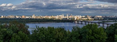 Kiev cityscape ve Dinyeper Nehri, Ukrayna