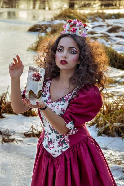 Menina bonita em vestido vermelho vintage com uma rosa — Fotografia de Stock