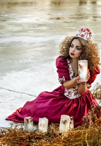 Piękna dziewczyna w vintage czerwona sukienka z różą — Zdjęcie stockowe