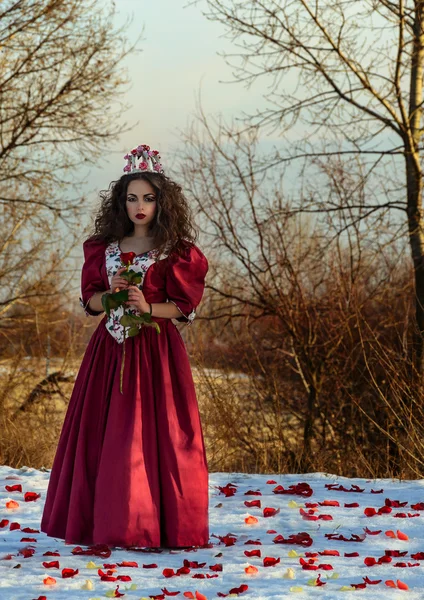 Menina bonita em vestido vermelho vintage com uma rosa — Fotografia de Stock