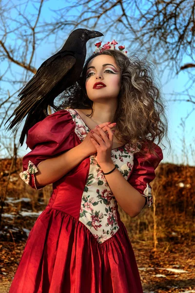 Mooie vrouw in vintage rode jurk met een zwarte — Stockfoto