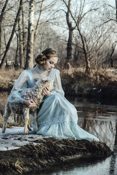 Nehir kıyısında bir içinde romantik kadın portresi — Stok fotoğraf