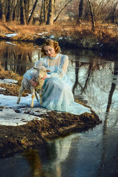 Portret romantyczny kobieta w sukni na brzegu rzeki — Zdjęcie stockowe