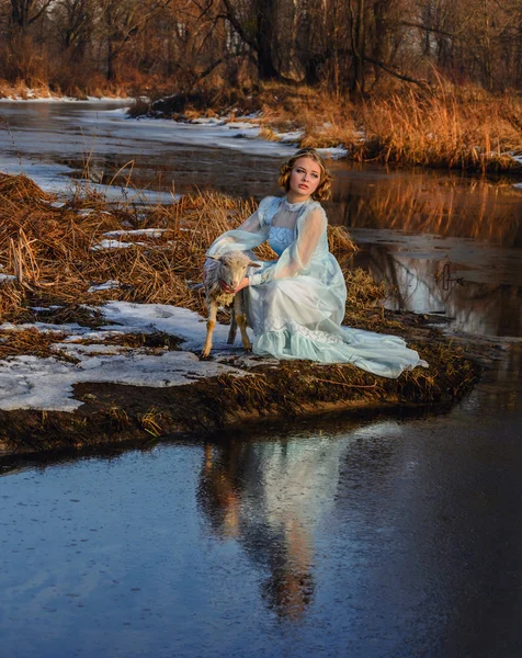 Nehir kıyısında bir içinde romantik kadın portresi — Stok fotoğraf