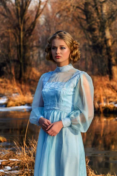 Retrato de mulher romântica em um vestido na margem do rio — Fotografia de Stock