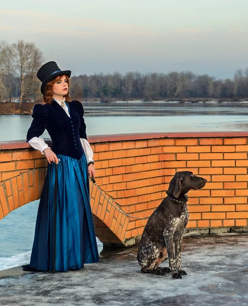 Portrét romantické ženy ve starých šatech na řece — Stock fotografie