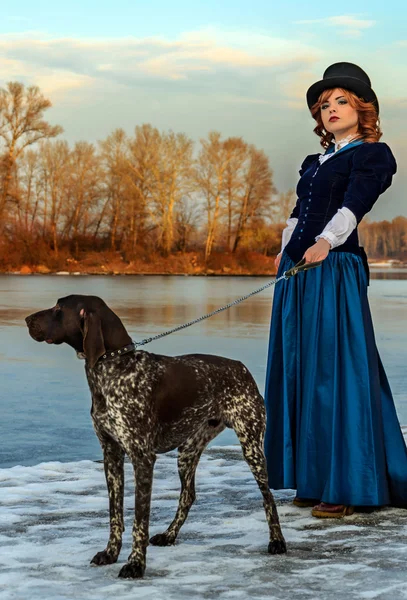 Retrato de mulher romântica em vestido vintage no rio — Fotografia de Stock