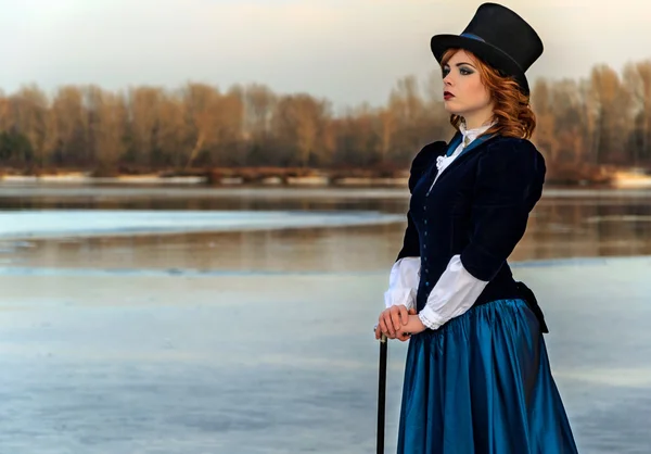 Portre nehrinde içinde vintage romantik kadın — Stok fotoğraf