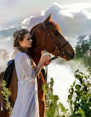 Yeşil kırsalında at ile yürüme beyaz elbiseli kadın