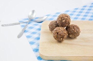 bademli çikolata şeker tahtaya izole. kavramı