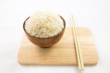 Pirinç ve chopsticks ahşap izole üzerinde beyaz