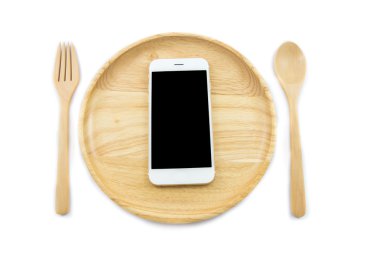 Üstten Görünüm smartphone spon ve çatal beyaz arka planda, kavram yeme teknoloji ile ahşap yemek