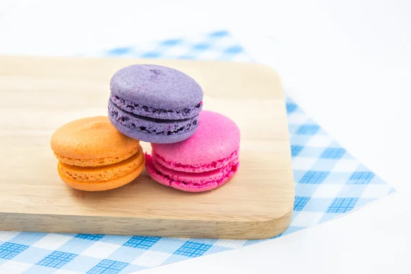 Macaroons coloridos variedade closeup em madeira. ressecção conceitual — Fotografia de Stock