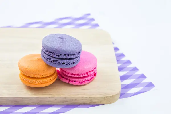 Macaroons coloridos variedade closeup em madeira. ressecção conceitual — Fotografia de Stock