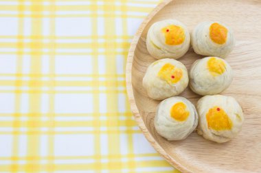 Çin böreği Mung fasulye veya Mooncake ahşap tabak çizgili kumaş üzerine yumurta sarısı ile