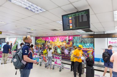 Phuket, Tayland - 29 Mayıs 2016: Phuket Uluslararası Havaalanı gidiş alan Phuket Uluslararası Havaalanı'nda turistler onay hava uçuş formu ekrana.