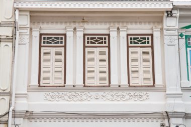 Klasik windows Sino-Portekiz tarzı mimarisi Phuket Tayland at. Vintage windows
