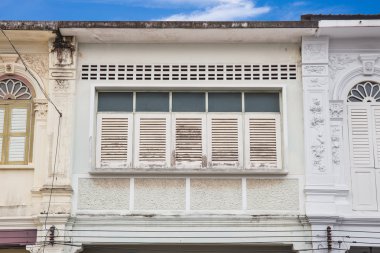 Klasik windows Sino-Portekiz tarzı mimarisi Phuket Tayland at. Vintage windows
