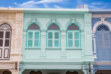 Klasik windows Sino-Portekiz tarzı mimarisi Phuket Tayland at. Vintage windows