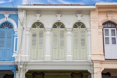 Klasik windows Sino-Portekiz tarzı mimarisi Phuket Tayland at. Vintage windows