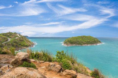 Promthep cape bakış açısı, mavi gökyüzünde parlak bir gün Phuket, Tayland