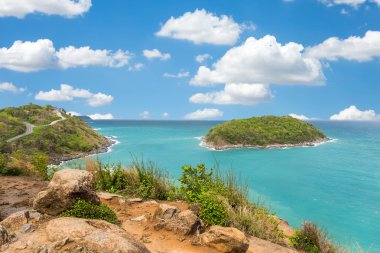 Promthep cape bakış açısı, mavi gökyüzünde parlak bir gün Phuket, Tayland