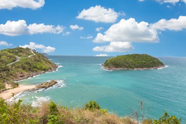 Promthep cape bakış açısı, mavi gökyüzünde parlak bir gün Phuket, Tayland