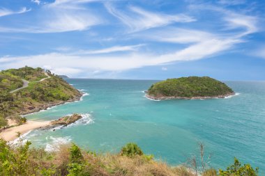 Promthep cape bakış açısı, mavi gökyüzünde parlak bir gün Phuket, Tayland