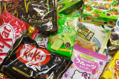 Tokyo, Japonya - 14 Şubat 2016: Japon tatlı Snack Narita Havaalanı duty free shop yeşil çay matcha, sakura-matcha ve çikolata Kit Kat, Hello Kitty, Lotte turizm için en popüler