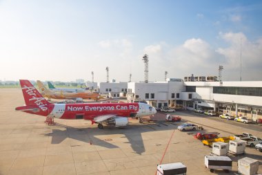 Bangkok, Tayland - 12 Mayıs 2015: Bangkok Uluslararası Havaalanı (Don Muang) bölgesel banliyö uçuş hub ve fiili düşük maliyetli havayolu hub sabah, Bangkok, Tayland oldu. 12 Mayıs 2015.