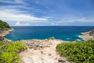 Bakış açısı kristal berrak deniz ve taş Tachai Island, Andaman, Tayland beyaz kum plaj güzel