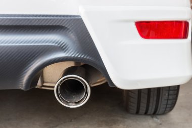 Beyaz güçlü spor araba tampon krom boru