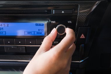 Kadın araba ses ses Denetimi'ni kullanma.