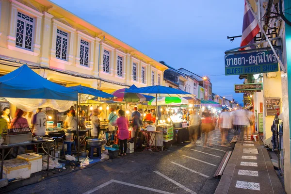 PHUKET, TAILANDIA 29 DE MAYO DE 2016: Los turistas compran en el mercado nocturno de Phuket el 29 de mayo de 2016.Entre el antiguo edificio de estilo Chino portugués, la calle de la ciudad de Phuket es el famoso Phuket y es un importante centro turístico . — Foto de Stock