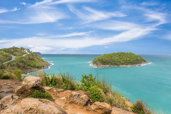 Promthep cape gezichtspunt op blauwe hemel in Phuket, Thailand in een stralende dag — Stockfoto