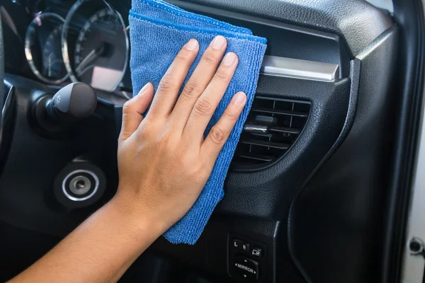 Hand met microvezel doek reinigen Interieur moderne auto. — Stockfoto