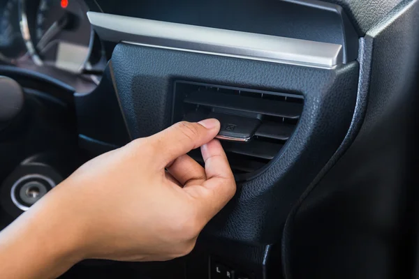 Handbedienung Auto Klimaanlage Gitter Panel auf Konsole — Stockfoto