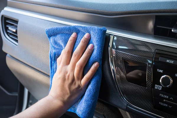 Hand mit Mikrofasertuch reinigen Interieur modernes Auto. — Stockfoto