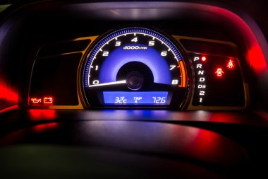 Modern araba paneli pano gece zamanında